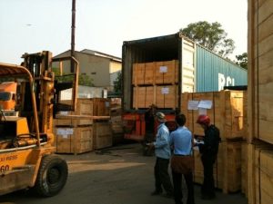 Bốc xếp hàng hóa tại khu công nghiệp Vũng Tàu